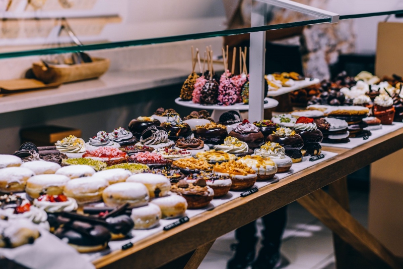 vitrine-TARADEAU-min_shop_dessert_pastry_bakery_counter-184398